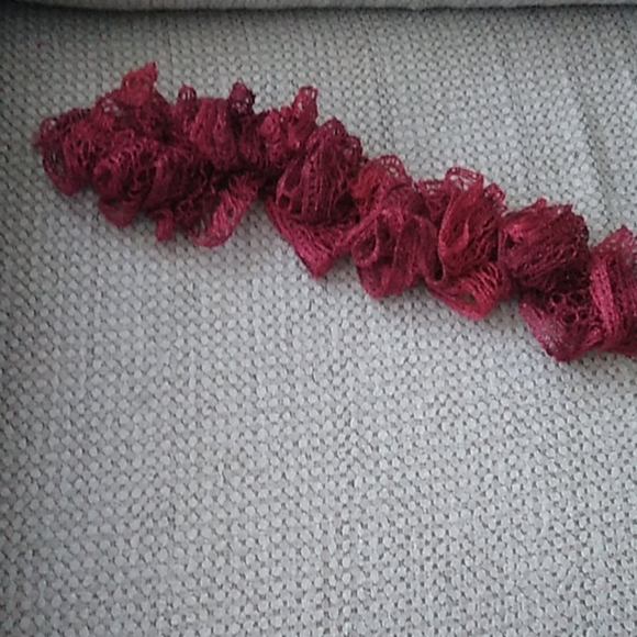 Red ruffle scarf - Picture 1 of 2